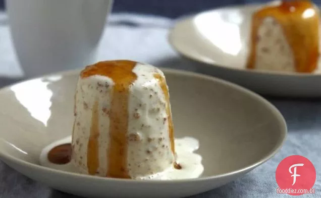 Duplo Amaretto Semifreddo com molho reluzente Dourado