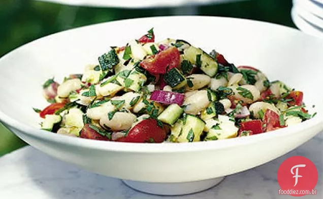 Feijão de manteiga e salada de tomate