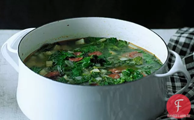 Couve russa vermelha e sopa de chouriço (Caldo Verde)