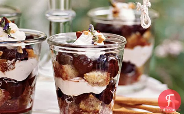 Bagatela de bolo de amêndoa com cerejas assadas