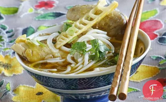 Bun Mang Ga (brotos de bambu vietnamitas e sopa de macarrão de arroz com aletria de frango)