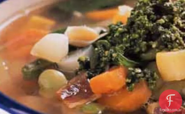 Sopa de legumes com molho de manjericão e alho