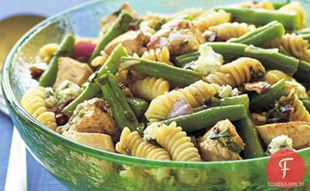Salada de macarrão com frango, feijão e queijo azul com vinagrete de tomate seco ao sol