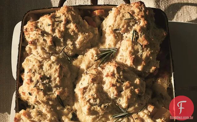 Torta de raiz vegetal e cogumelo com cobertura de biscoito de alecrim