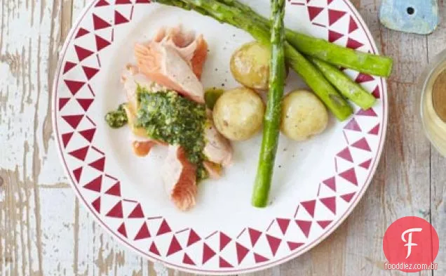 Salmão escalfado fácil com salsa verde