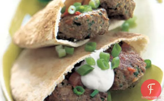 Pitas de cordeiro Turcas com molho de tomate