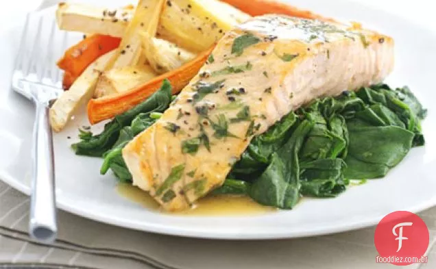 Salmão estragão com batatas fritas crocantes