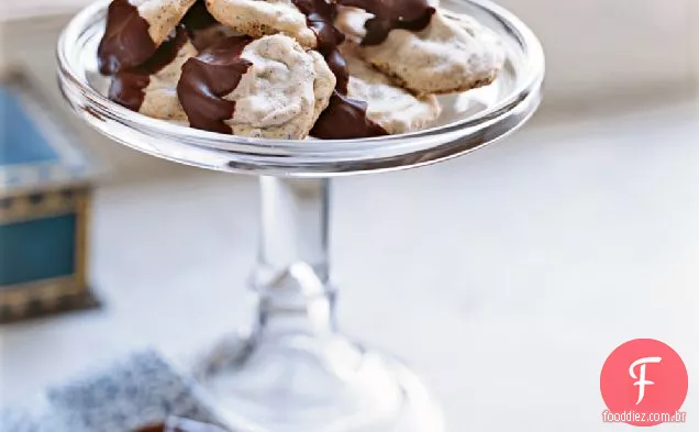 Merengues De Amêndoa Com Molho De Chocolate