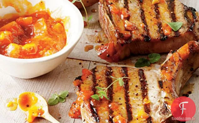 Costeletas de Porco de açúcar mascavo com molho de churrasco de pêssego
