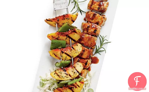 Kabobs de pêssego e porco