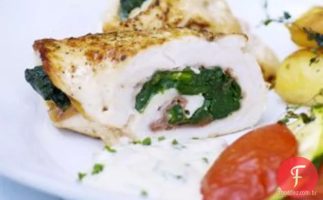 Frango com presunto, espinafre e pinhões