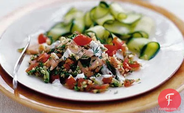 Salada de truta defumada e trigo bulgur