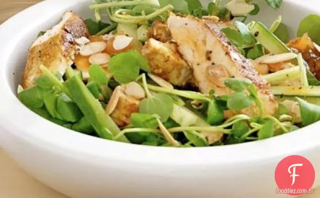Salada de frango com coroação crocante