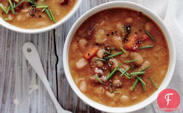 Sopa de feijão branco cremoso com jarretes de presunto defumado