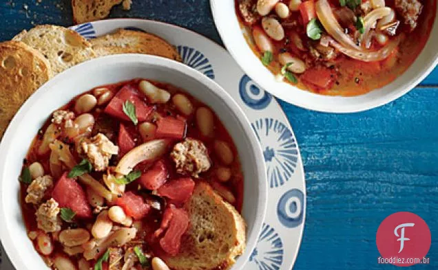 Feijão branco, sálvia e sopa de salsicha