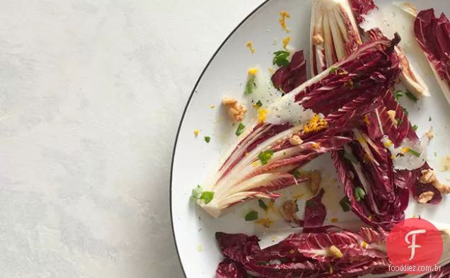 Salada Treviso com vinagrete de laranja e Manchego