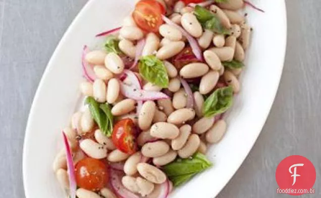 Feijão Cannellini, tomate cereja e salada de cebola vermelha