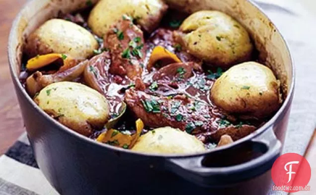 Caçarola de frango e vinho tinto com bolinhos herby