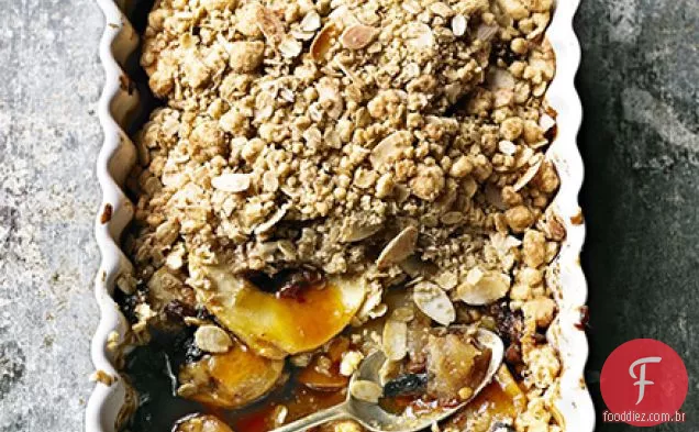 Maçã assada e crumble de caramelo