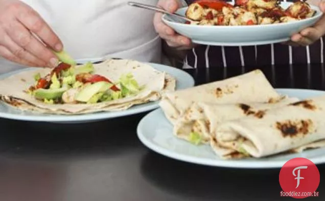 Fajitas de frango com molho de abacate e César