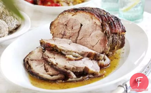 Carne de porco assada lentamente com maçãs e pimentas