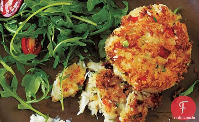Bolos de caranguejo e molho de mostarda picante