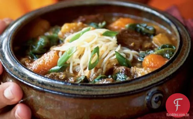 Panela quente chinesa de carne e legumes