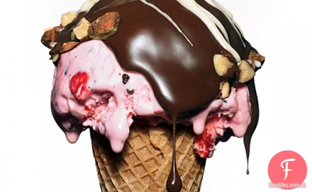 Cones De Sorvete De Cereja Mergulhados Em Chocolate Escuro