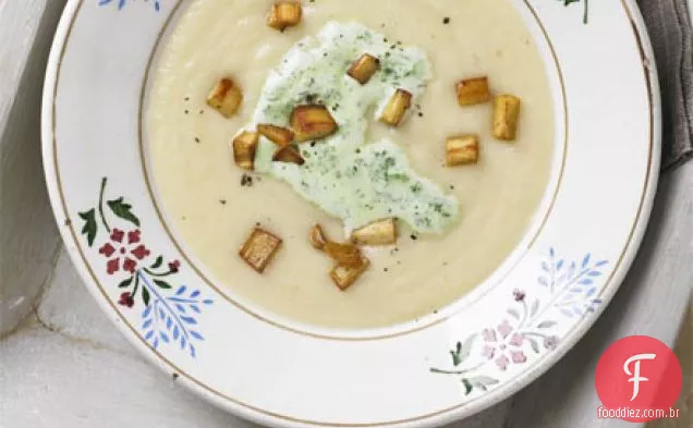 Sopa de pastinaga com creme de salsa