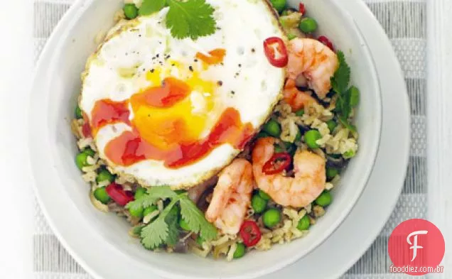 Arroz frito tailandês com camarões e ervilhas