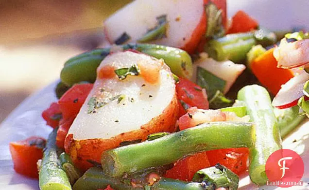 Salada de batata Herbed com feijão verde e tomate