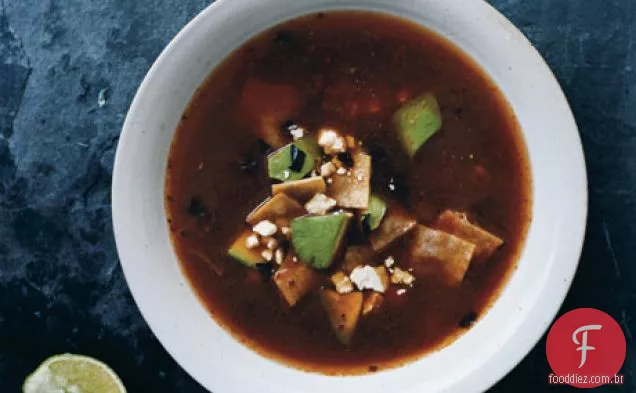 Sopa de Tortilla com Chiles e tomates