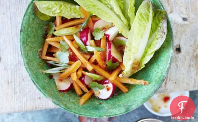 Salada tailandesa de cenoura e rabanete