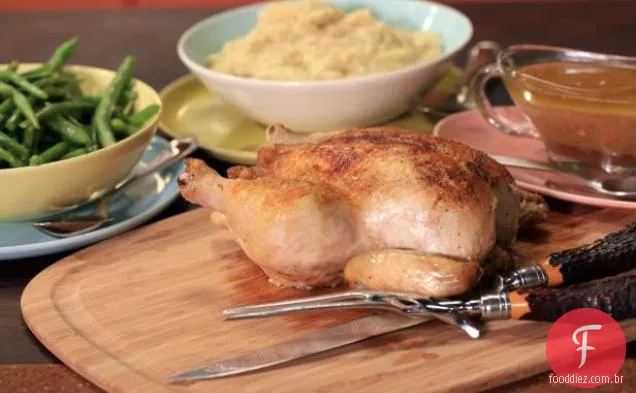 Frango francês em uma panela com Jus bêbado e purê de batatas Camembert