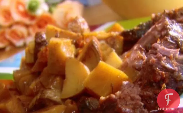 Carne de fogão lento com vegetais de raiz