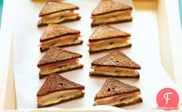 Mini Pumpernickel grelhado-sanduíches de queijo e picles