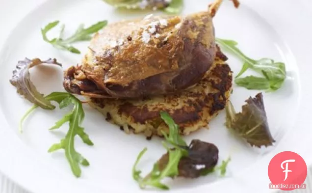Confit de pato com bolos de batata herbed