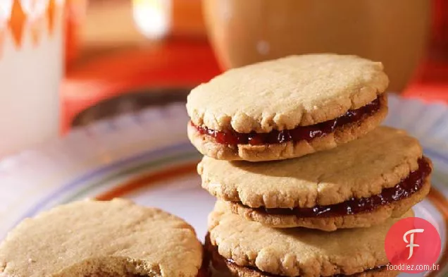 Biscoitos sanduíche de manteiga e geléia de amendoim