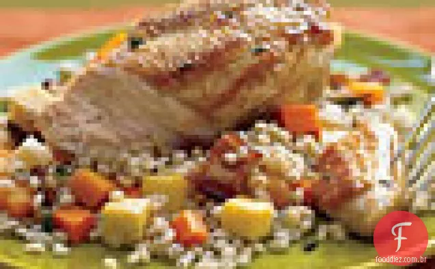 Frango regado com ervas com cevada, Bacon e Pilaf de raiz vegetal