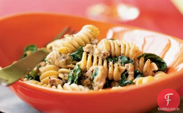 Mistura de trigo integral Rotini Com Linguiça de Peru picante e mostarda