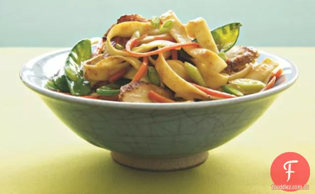 Salada Tailandesa De Frango E Macarrão
