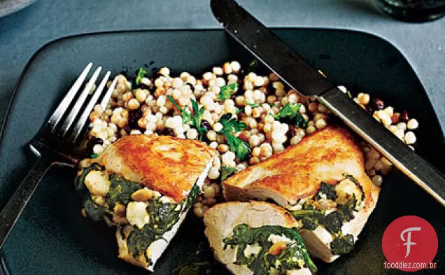 Frango recheado com espinafre, queijo Feta e pinhões
