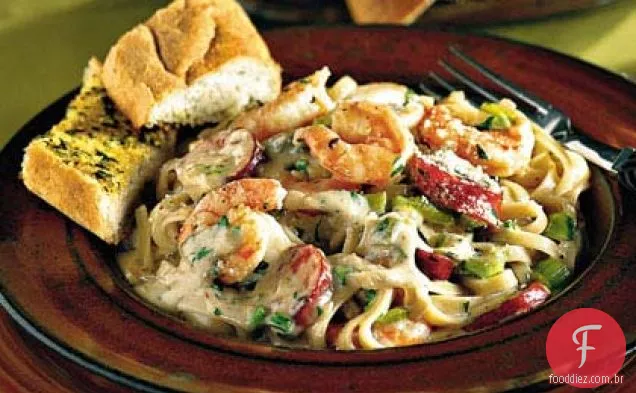 Molho Cajun camarão e Andouille Alfredo sobre macarrão