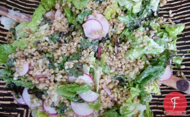 Salada de baga de trigo com molho de limão e tahine