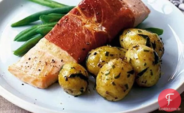 Salmão embrulhado em Pancetta