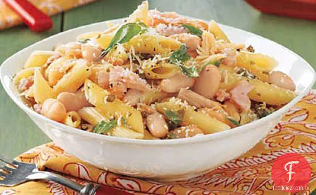 Penne com atum, alcaparras e feijão