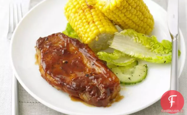 Bifes de porco para churrasco com milho esfumaçado