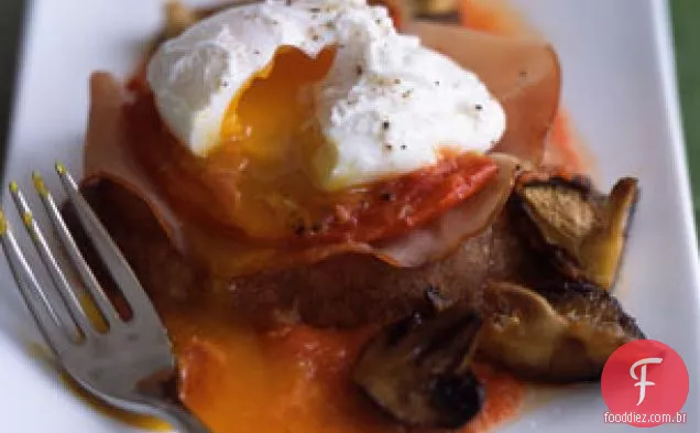 Ovos escalfados com tomates assados, cogumelos e presunto
