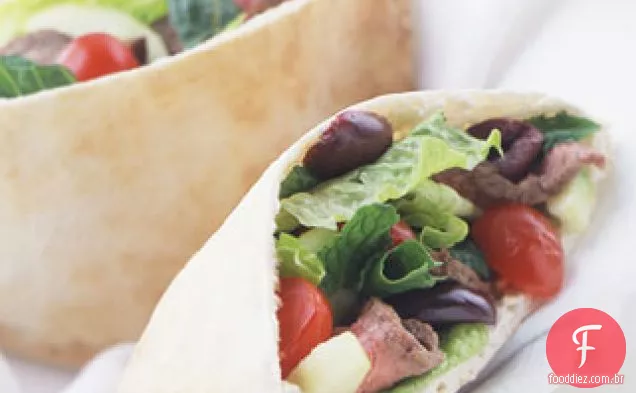 Sanduíches de Souvlaki de cordeiro com salada grega e molho Tsatsiki