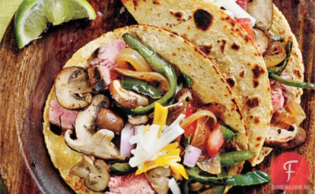 Cogumelos selvagens, bife de flanco e Tacos Poblano